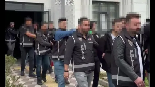 izmitte-mekan-kursunlayan-cete-cokertildi-12-tutuklama-1761247011703.jpg