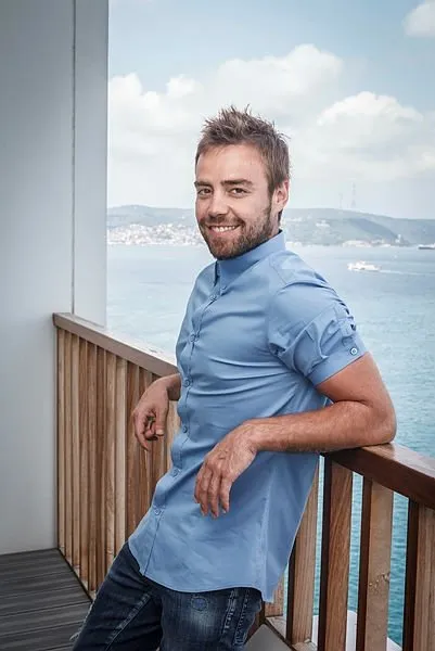 Sevgilisi Hande Erçel'den vazgeçti...