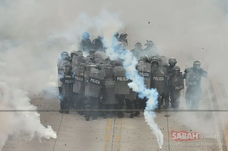 Honduras karıştı! ABD Büyükelçiliğinin kapısını ateşe verdiler