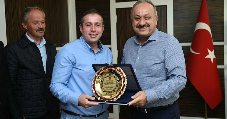 Duyarlı otobüs şoförüne, Belediye Başkanı Tahsin Babaş’tan plaket