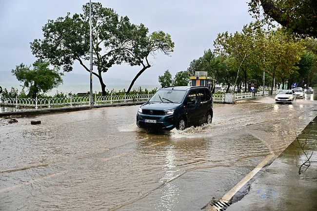 son-dakika-mega-el-nino-istanbulu-vurdu-uzmanlar-canli-yayinda-acikladi-3-aylik-yagis-bir-gunde-dustu-1792055249885.jpg
