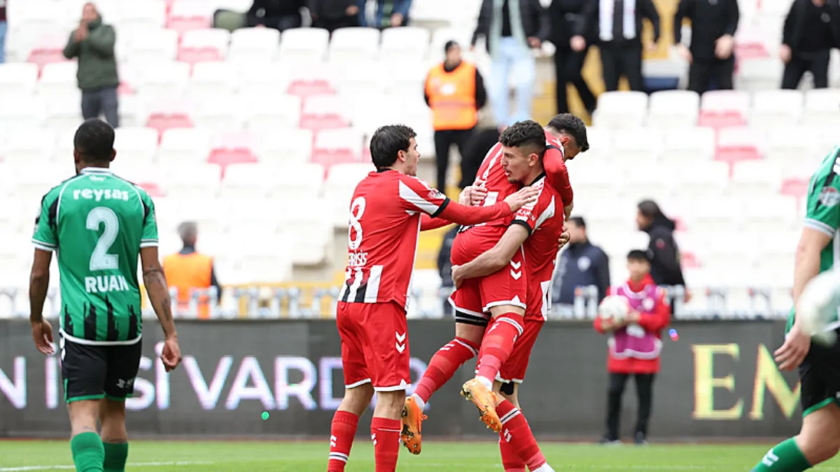 Sivasspor evinde Sakaryaspor’u 4 golle geçti! Caner Erkin kırmızı kart gördü… Sivasspor evinde Sakaryaspor’u 4 golle geçti! Caner Erkin kırmızı kart gördü…