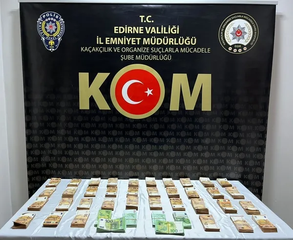 edirne-polisinden-kacakcilara-darbe-15-milyonluk-kacak-doviz-polise-takildi-1731771068013.jpg