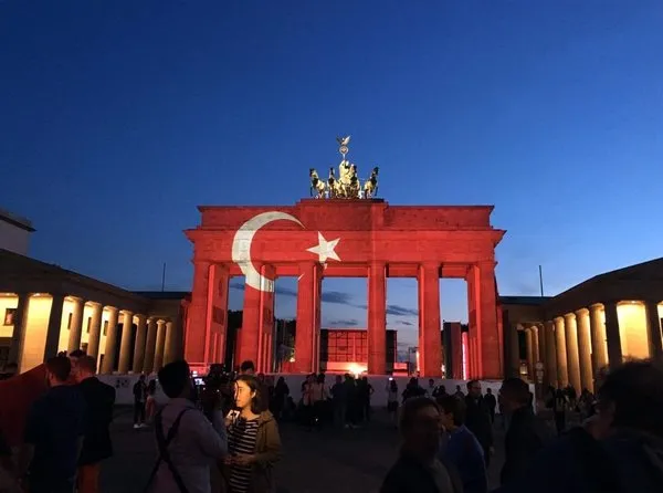Dünya ülkeleri kırmızı beyaza büründü