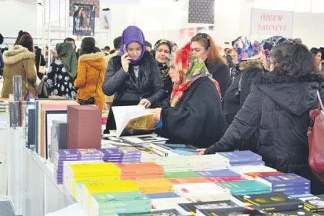 Okurlar Ve Yazarlar Imza Gununde Bulustu En Son Haber