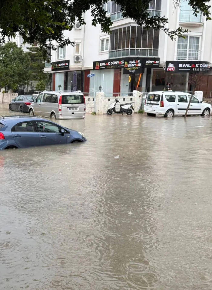 meteoroloji-uyarmisti-saganak-sele-donustu-izmir-adana-ve-antalya-sular-altinda-kaldi-1770969289090.jpg