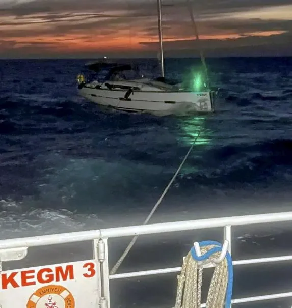 bakirkoy-aciklarinda-suruklenen-tekne-kegm-tarafindan-kurtarildi-1758876210334.jpg