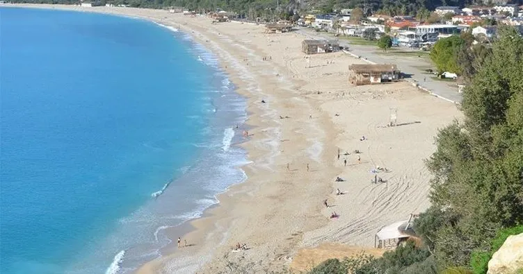 Fethiye’de vatandaşlar denizin keyfini çıkarıyor