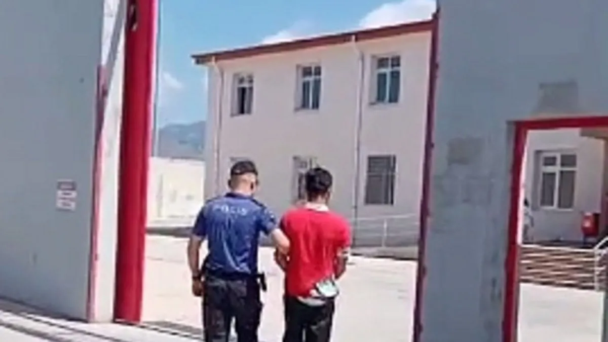 Dolmuşta genç kızı taciz etti: Kıskıvrak yakalanıp, tutuklandı! Dolmuşta genç kızı taciz etti: Kıskıvrak yakalanıp, tutuklandı!