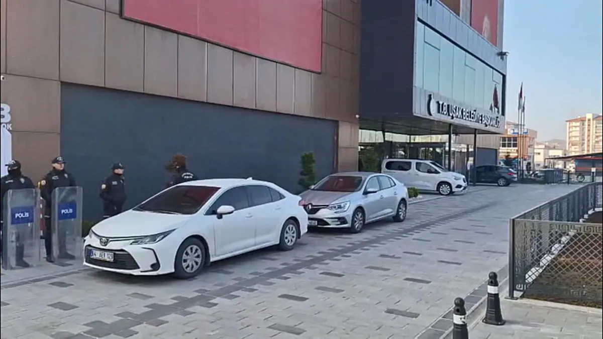 Son Dakika | Uşak Belediyesi’ne 2. dalga operasyonda yeni gelişme: Adliyeye sevk edildiler Son Dakika | Uşak Belediyesi’ne 2. dalga operasyonda yeni gelişme: Adliyeye sevk edildiler