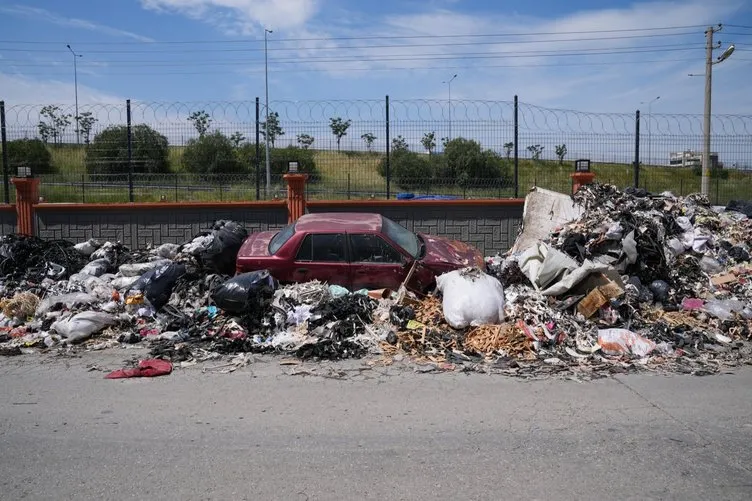 İzmir’de çöpü vatandaş para toplayıp kaldırttı! Belediyeden umudu kestiler