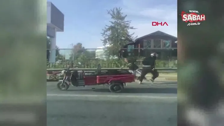 Araçlarını durdurup tekme tokat kavga ettiler! Trafikte yumruklu kavga kamerada | Video