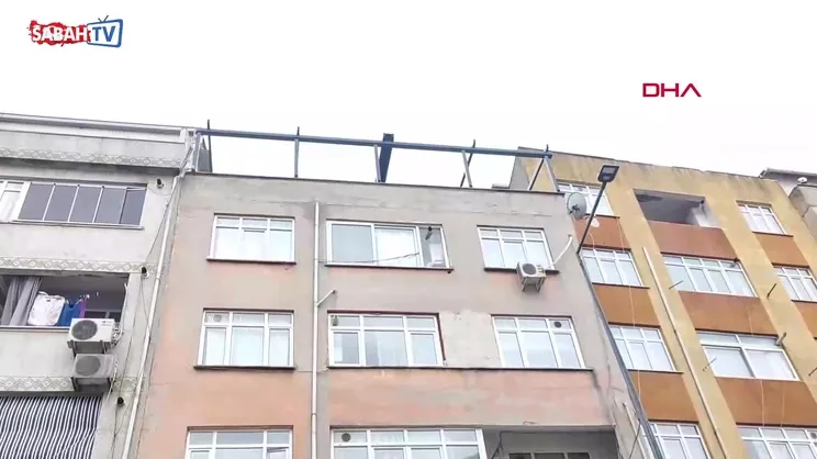 Esenler'de fırtınada çatı uçtu! 2 araçta hasar meydana geldi | Video