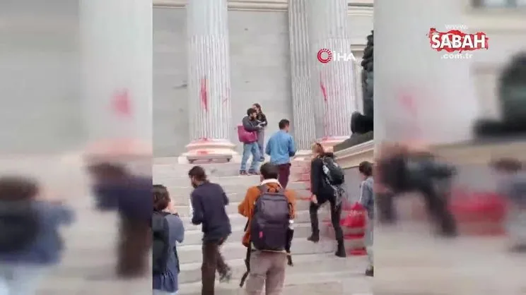 İspanya’da aktivistlerden parlamento binasına boyalı saldırı: 9 gözaltı | Video