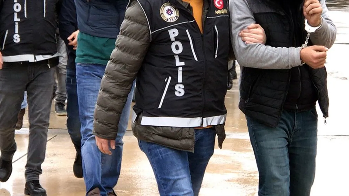 Sultanbeyli ve Sancaktepe'de uyuşturucu operasyonunda polis ekipleri.
