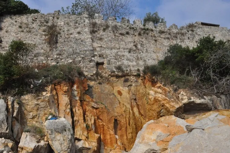Amasra Kalesi’nin altındaki kayalıklar çöktü