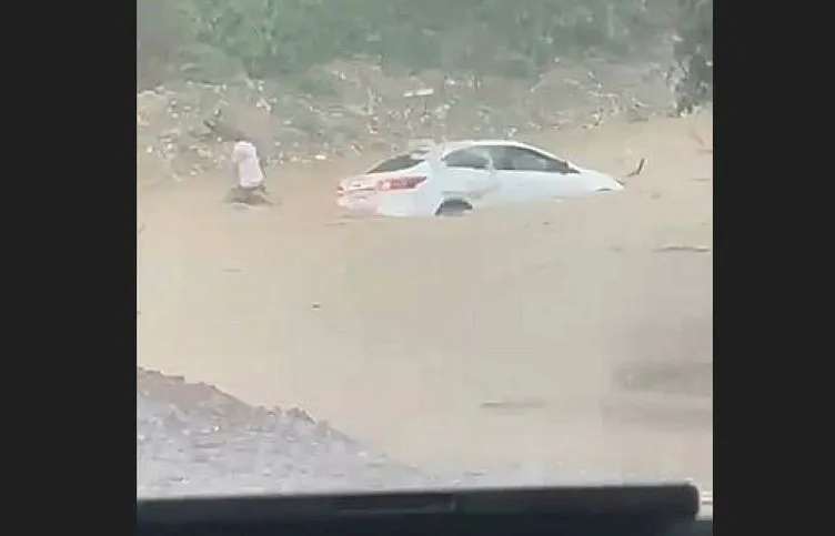 Antalya’da şiddetli yağış hayatı felç etti! Araçlar selde sürüklendi: Korkunç görüntüler