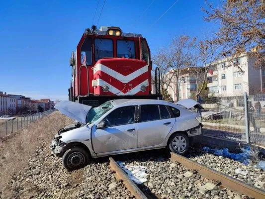 Başkent’te otomobil trenin altında kaldı: 1 ölü, 2 yaralı