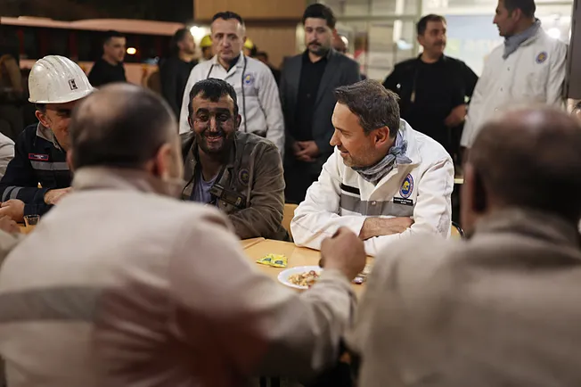 bakan-bayraktar-maden-iscileriyle-iftar-yapti-1712141506466.jpg