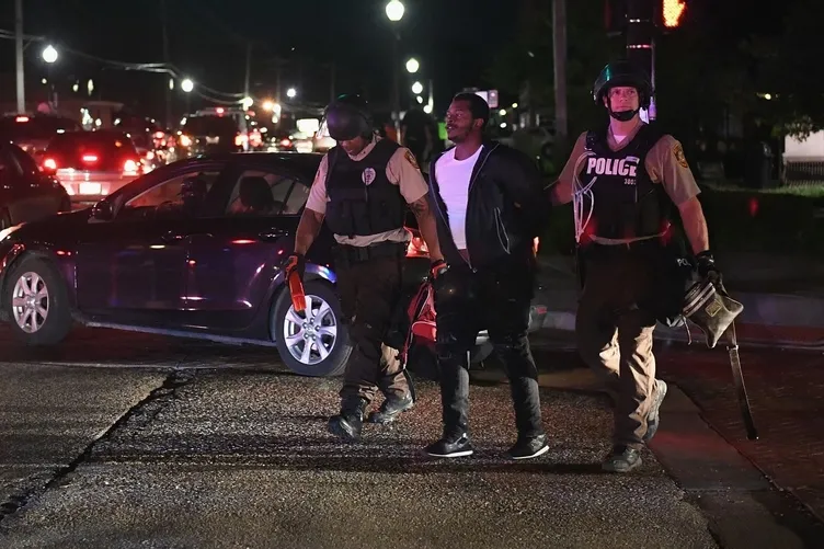 ABD'de öfke kaosa döndü| Washington'da sokağa çıkma yasağı ilan edildi! George Floyd'un öldürülmesinin ardından başlayan protestolarda son dakika gelişmeler...