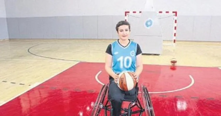 Engelli basketbolcuya tekerlekli sandalye hediye edildi
