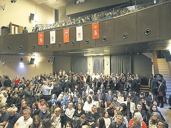 devlet-tiyatrolari-tarihi-meclis-binasinda-perdelerini-acti-1779293439309.jpeg