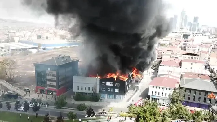 son-dakika-atasehirde-yangin-korkunc-goruntu-ev-ve-is-yerlerine-sicradi-1693906452074.jpg