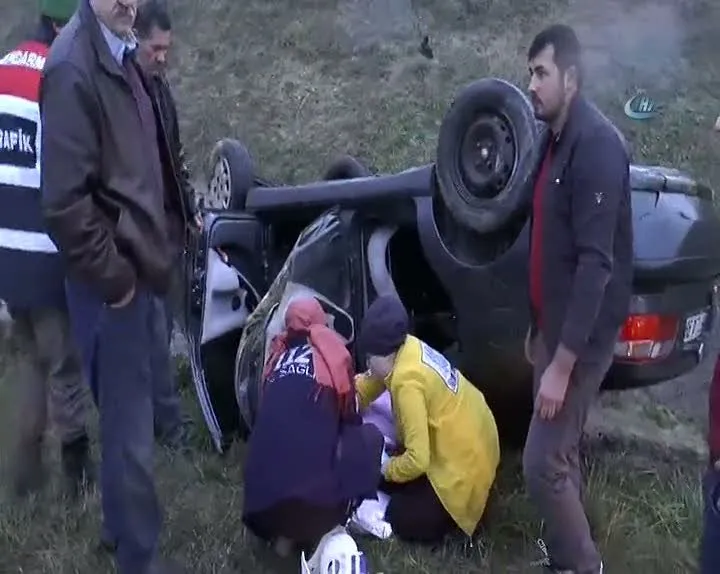 Sağanak yağışta kayan otomobil takla attı: 2 yaralı