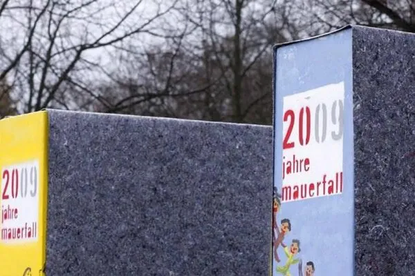 Yıkılışının 20. yılında domino taşlarından Berlin Duvarı