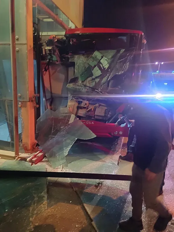 ankarada-otobus-dehseti-yoldan-cikan-arac-ust-gecidin-ayagina-carpti-24-yarali-1792530423699.jpg