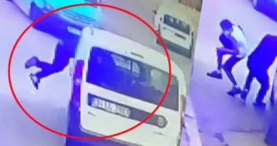 Son dakika haberi... İzmir’de akılalmaz olay! Giden aracın içine ’Süpermen’ gibi uçarak giren adam kamerada | Video