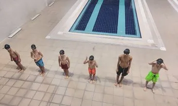 Çocuk evinde kalan çocuklar olimpik havuzda yüzme öğreniyor