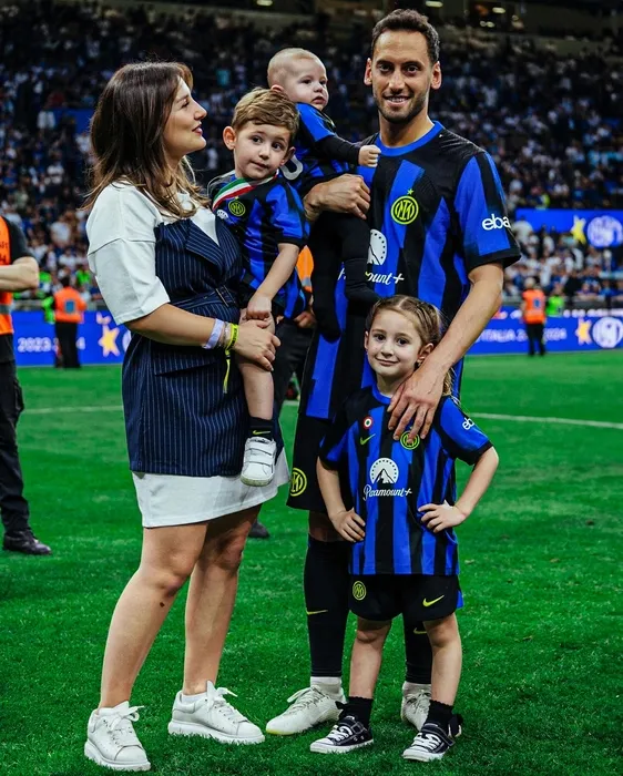 Romantik futbolcu yaptı yapacağını! Hakan Çalhanoğlu eşi Sinem’e öyle bir sürpriz doğum günü partisi hazırladı ki... ’Şanslı olduğumu bir kez daha anladım’