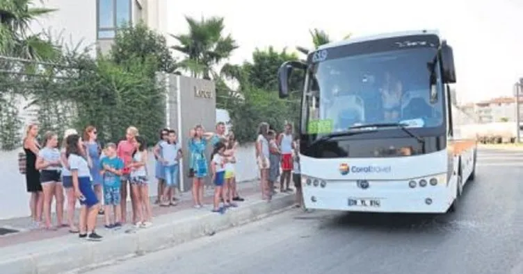 Tur otobüsüne sopalı saldırı