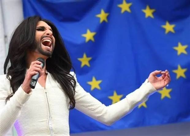 Avrupa Parlamentosu’nda Conchita Wurst coşkusu