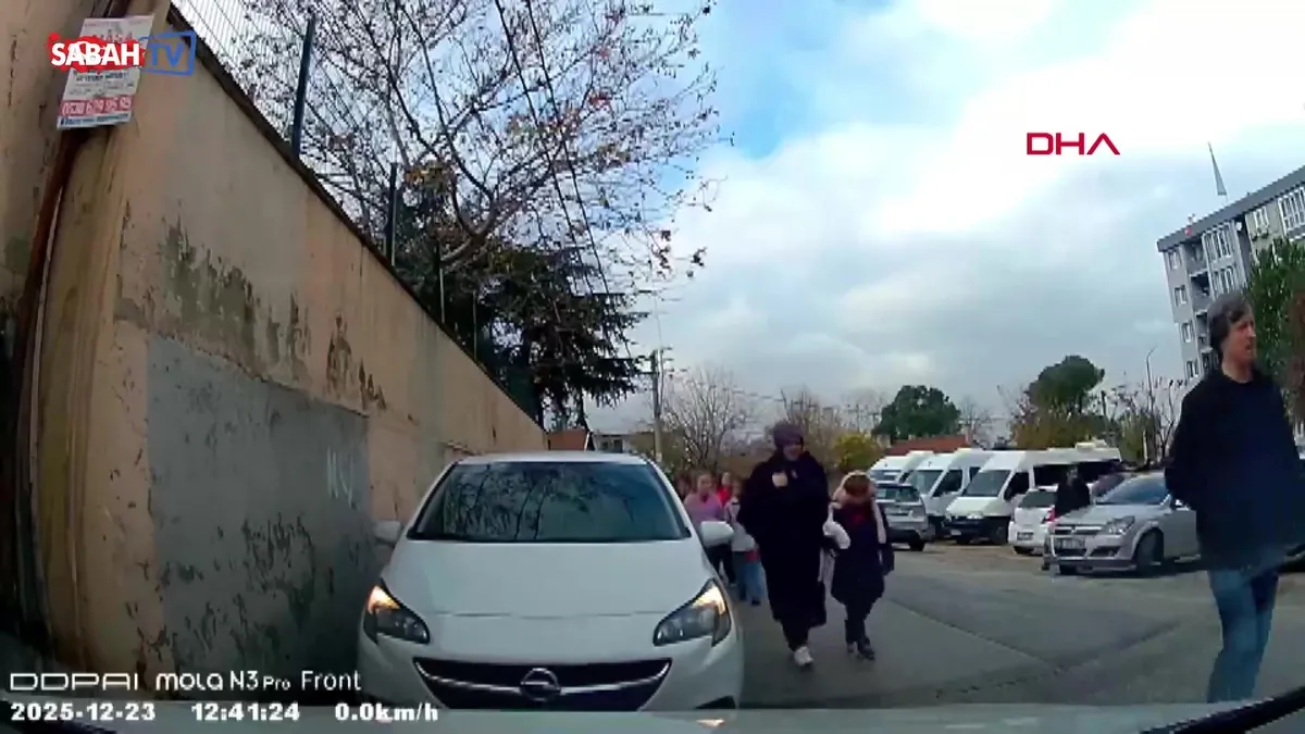 Bursa’da akılalmaz anlar: Okuldan çıkan öğrencilerin üzerine otomobilini böyle sürdü! | Video videosunu izle Bursa’da akılalmaz anlar: Okuldan çıkan öğrencilerin üzerine otomobilini böyle sürdü! | Video videosunu izle