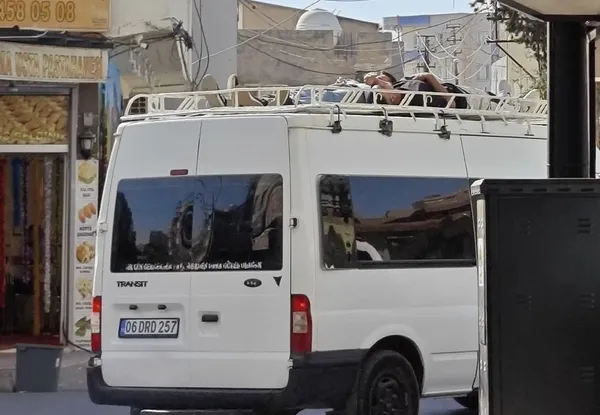 nusaybinde-3-gencin-minibus-uzerinde-uzanarak-olumune-yolculuklari-goruntulendi-1725011149719.jpg
