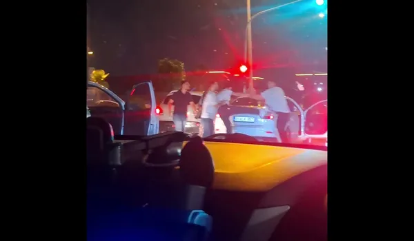 hatayda-yol-kavgasi-pahaliya-patladi-aractan-inerek-surucuye-saldirdilar-540-bin-tllik-ceza-yediler-1780037726123.jpg