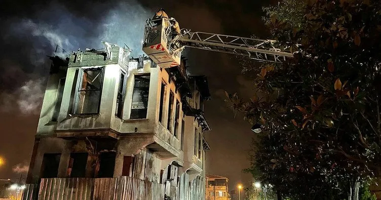 Fatih’te 3 katlı tarihi binada yangın
