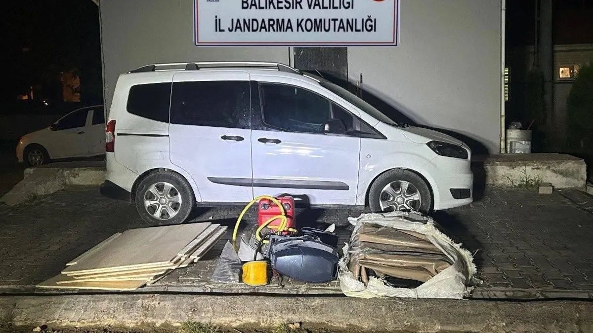 Ayvalık’ta 33 düzensiz göçmen ve 1 organizatör yakalandı Ayvalık’ta 33 düzensiz göçmen ve 1 organizatör yakalandı