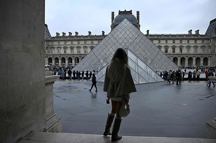 Louvre müzesi soygununda flaş gelişme: İki şüpheli gözaltında