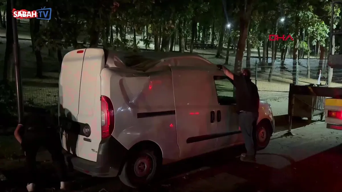 Sancaktepe’de fırtına nedeniyle ağaç hafif ticari aracın üzerine devrildi! | Video videosunu izle Sancaktepe’de fırtına nedeniyle ağaç hafif ticari aracın üzerine devrildi! | Video videosunu izle