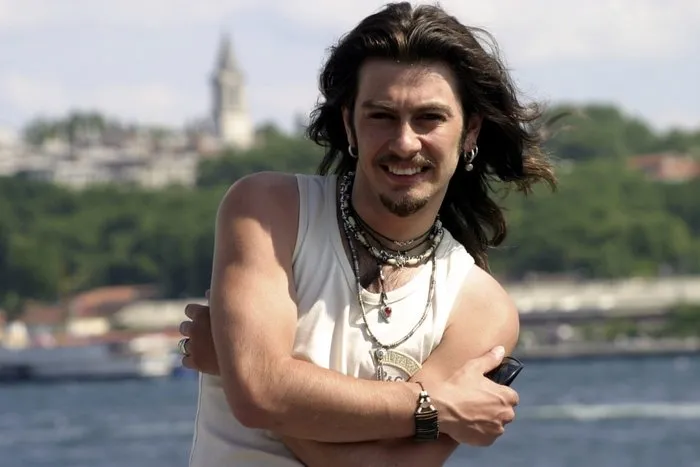 Doğum günü ölümü olmuştu... Rock müziğin efsanevi ismini tanıyabildiniz mi?
