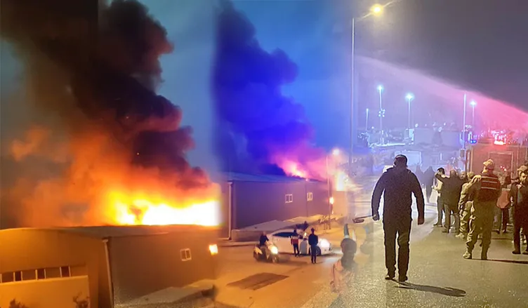Hatay’da korkutan yangın: Mobilya fabrikası alevlere teslim oldu!