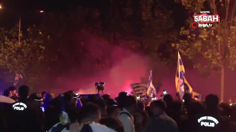 Fenerbahçeli taraftarlar Samandıra Tesisleri’nde takımı coşkuyla karşıladı | Video