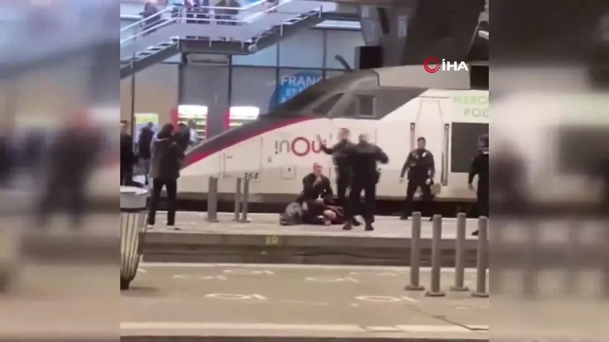 Paris’te alarm: Tren garında bıçaklı saldırgan vurularak durduruldu videosunu izle Paris’te alarm: Tren garında bıçaklı saldırgan vurularak durduruldu videosunu izle