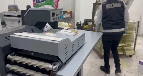 matbaa-kurup-7-milyon-99-bin-sahte-dolar-basan-supheliler-operasyonla-yakalandi-1742889873054.jpg