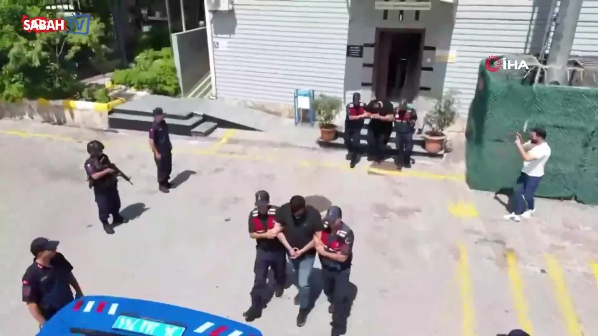 İstanbul’da uyuşturucu operasyonu: 257 bin 850 adet uyuşturucu hap ele geçirildi | Video videosunu izle İstanbul’da uyuşturucu operasyonu: 257 bin 850 adet uyuşturucu hap ele geçirildi | Video videosunu izle