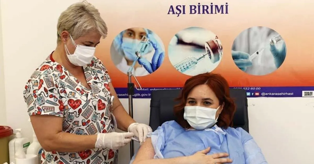 Bilim Kurulu üyelerine, CoronaVac aşısının ilk dozu yapıldı