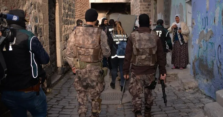 Diyarbakır’da 300 polisle şafak operasyonu